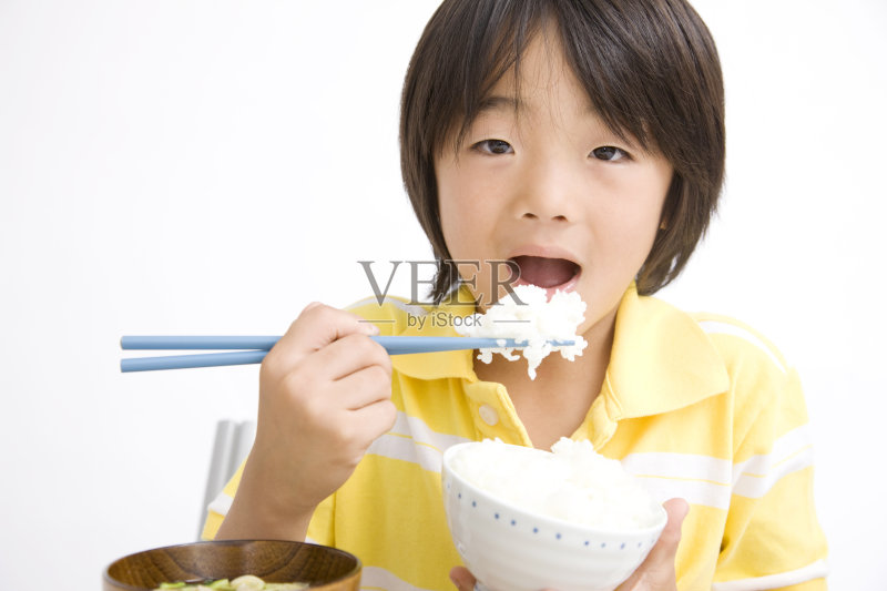 孩子吃米饭正版图片素材