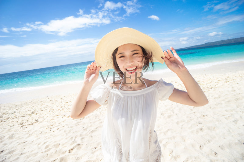 在海滩上玩得开心的女人正版图片素材