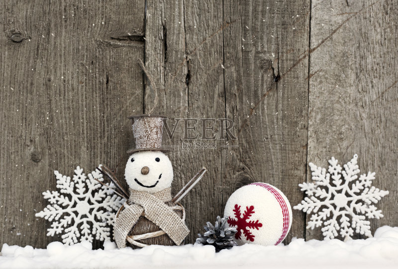 在乡村木制背景上的圣诞装饰正版图片素材