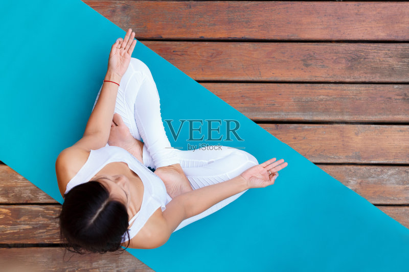 穿着白色运动服的年轻女子在沉思正版图片素材