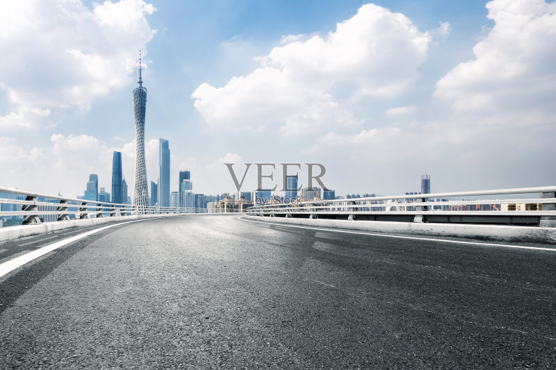 空旷的道路与现代的城市正版图片素材