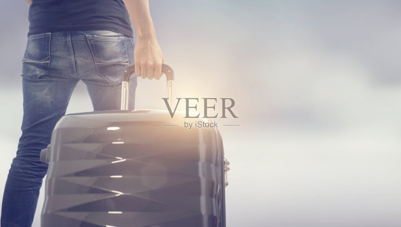 旅客拉手提箱的特写镜头正版图片素材