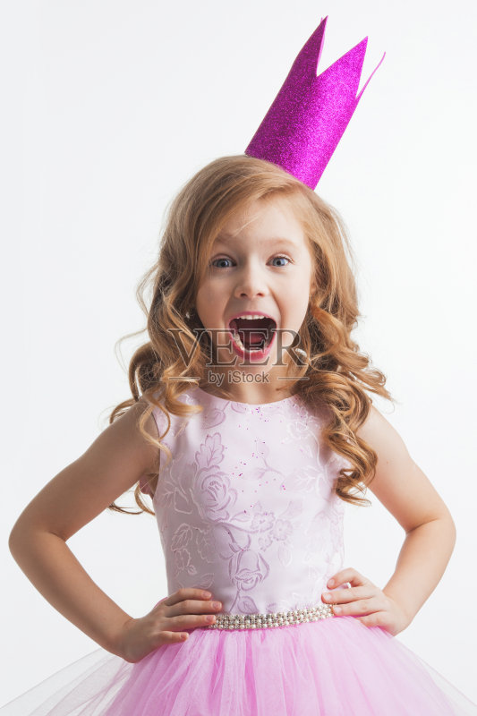 戴着皇冠的小公主正版图片素材