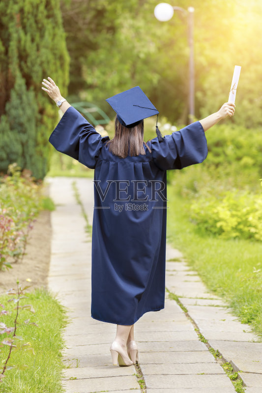 年轻女子在毕业典礼上庆祝正版图片素材
