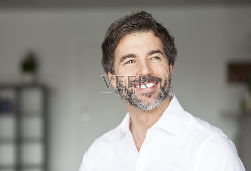 成功的成熟男人微笑着看向别处正版图片素材