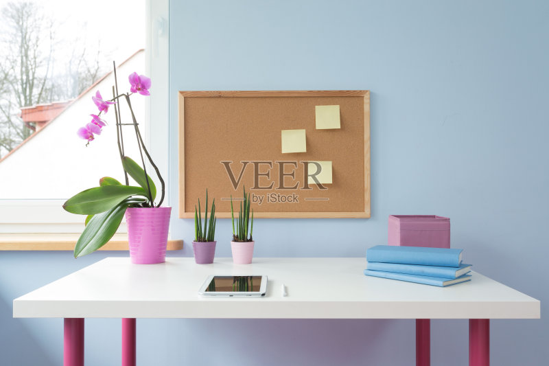 桌子上方的软木板正版图片素材