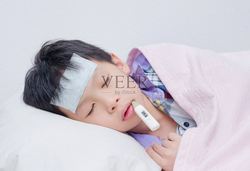 生病的小男孩睡在床上正版图片素材