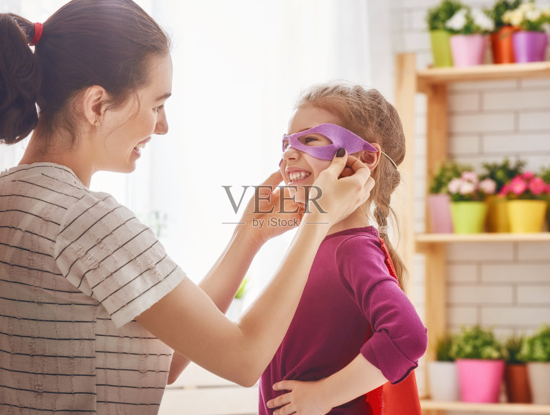 妈妈和小女孩在玩正版图片素材