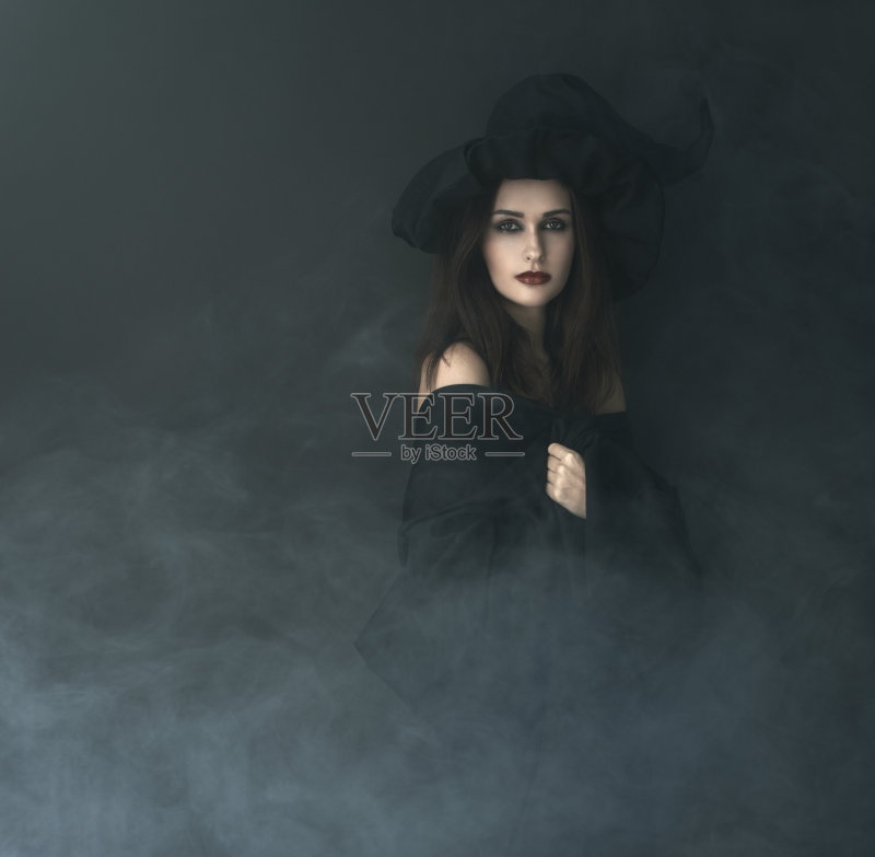 黑色背景上烟雾中的细长女巫正版图片素材