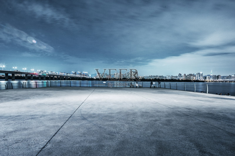从空的楼层俯瞰首尔的夜景和天际线正版图片素材