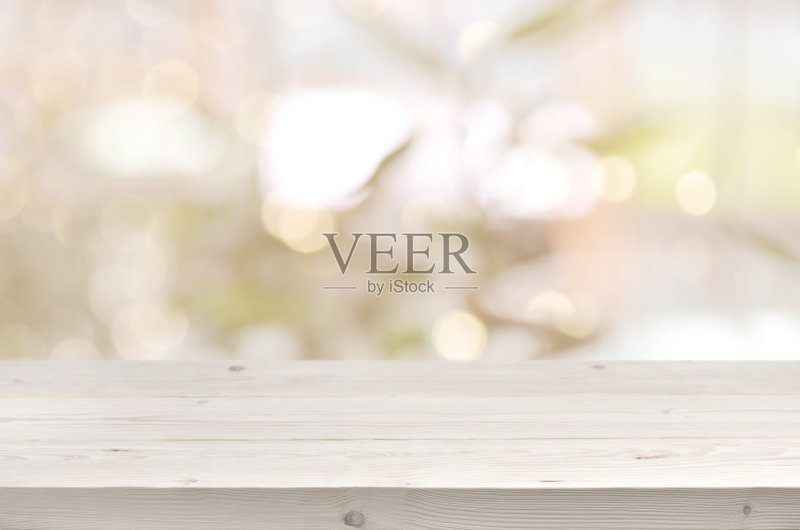 木桌前抽象模糊的夏季灯光背景正版图片素材
