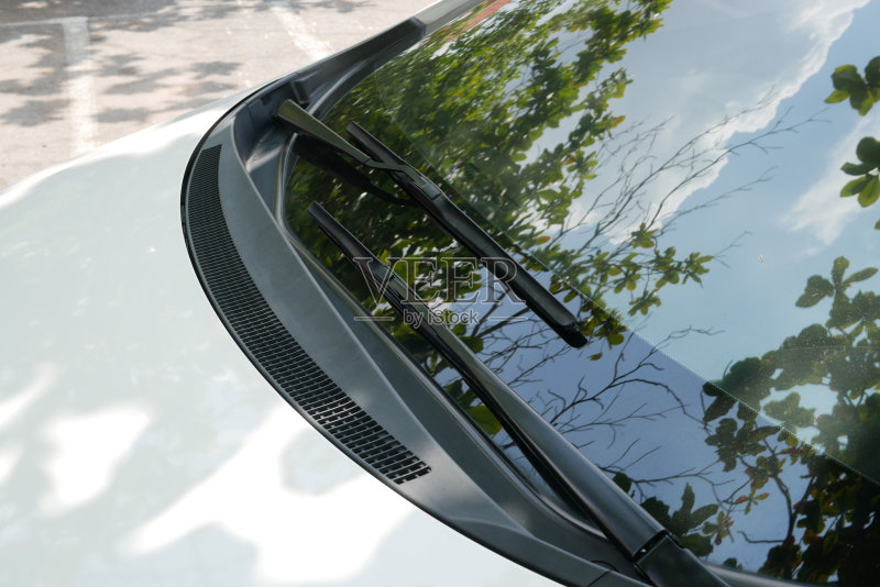 白色汽车的挡风玻璃刮水器正版图片素材