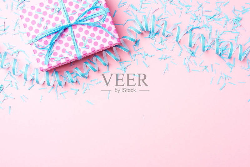 生日背景粉点礼盒,蛇形和五彩纸屑。正版图片素材