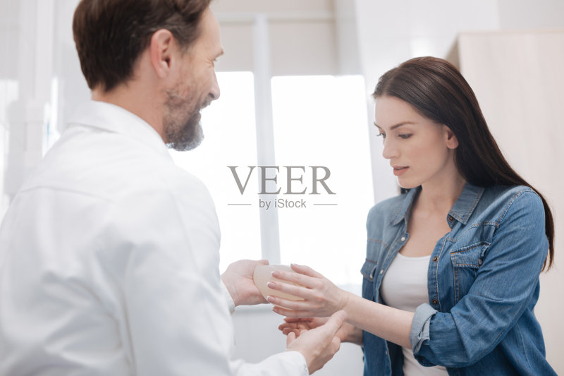 年轻着迷的女士感觉乳房植入正版图片素材