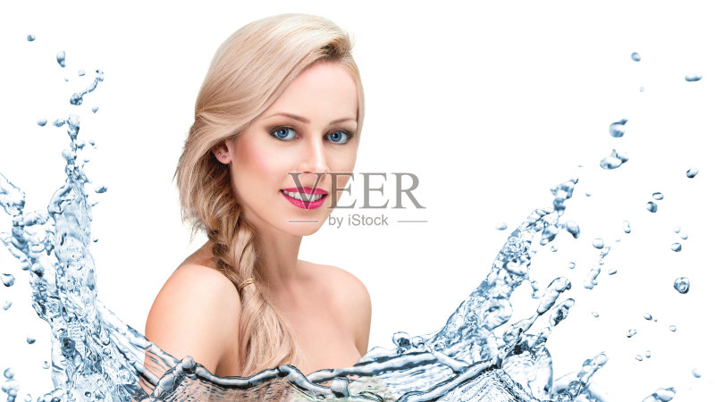 漂亮女人的脸上溅满了水正版图片素材