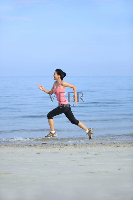 在海滩上跑步的女人正版图片素材