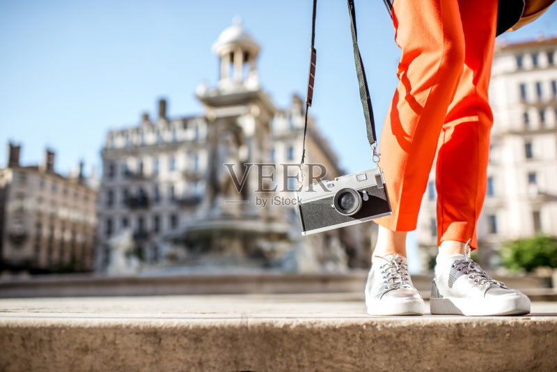 在里昂旅行的女子正版图片素材