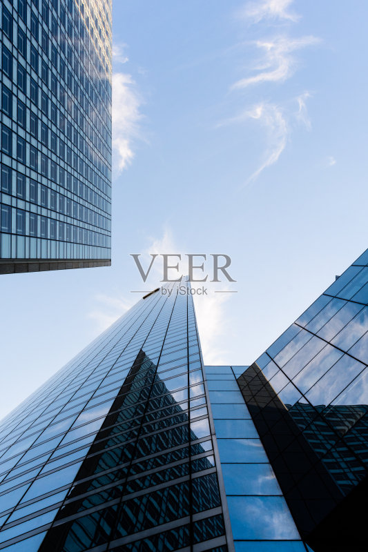 蓝天下的摩天大楼和玻璃建筑。正版图片素材