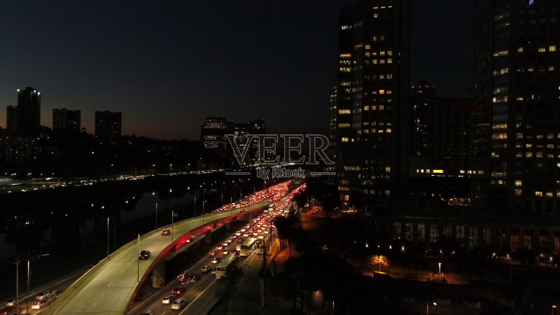 鸟瞰图的边缘Pinheiros和Estaiada桥在晚上在圣保罗,巴西正版图片素材