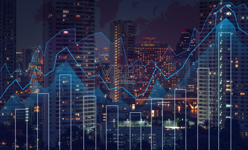 交易图上的城市景观在晚上和世界地图的背景,商业金融概念正版图片素材