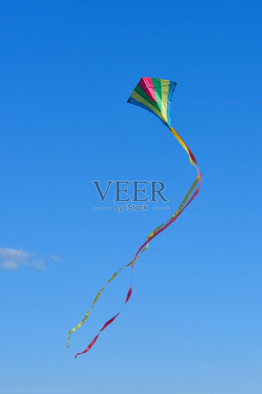 风筝在晴朗的蓝天中飞翔正版图片素材