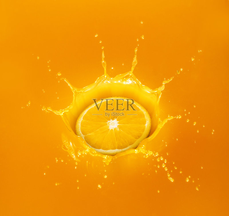 橙子滴在溅起的橙汁里正版图片素材