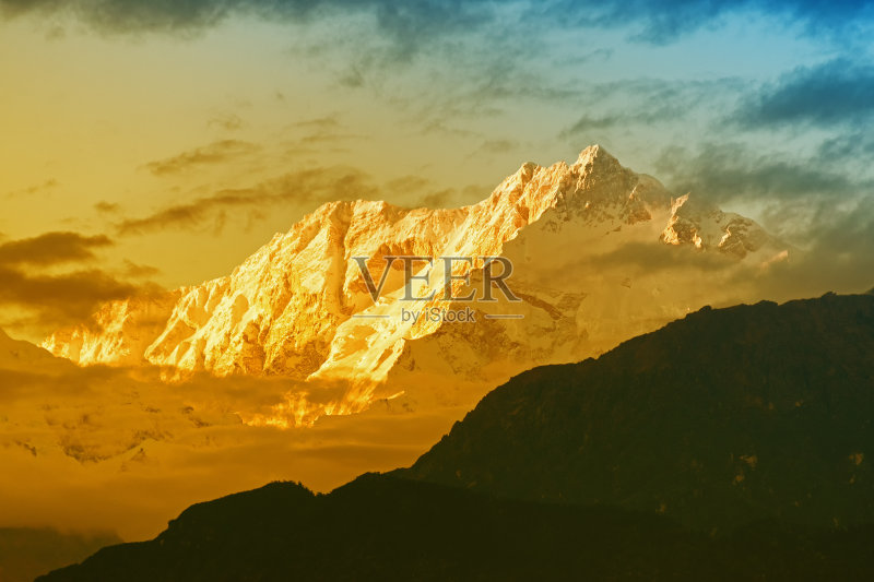 印度Kanchenjugha山上的落日余晖正版图片素材