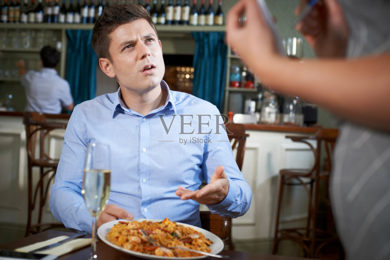 顾客在餐厅向服务员抱怨食物正版图片素材