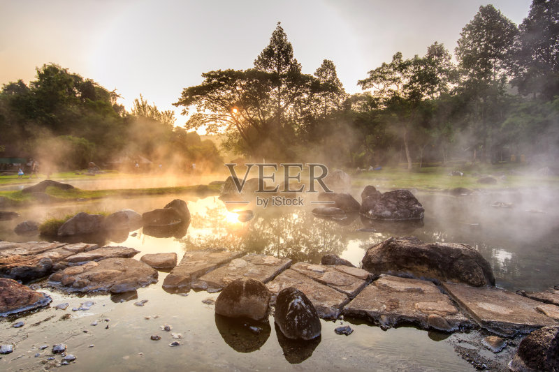 温泉中的矿泉水和晨雾背景正版图片素材