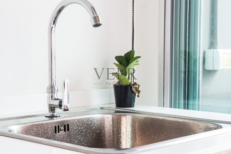 现代厨房的水龙头和水槽。正版图片素材