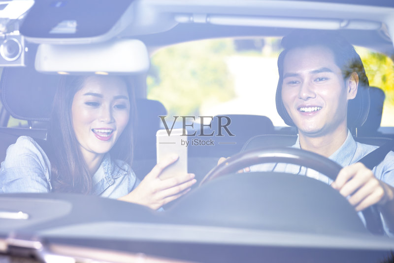 年轻的亚洲夫妇旅行正版图片素材