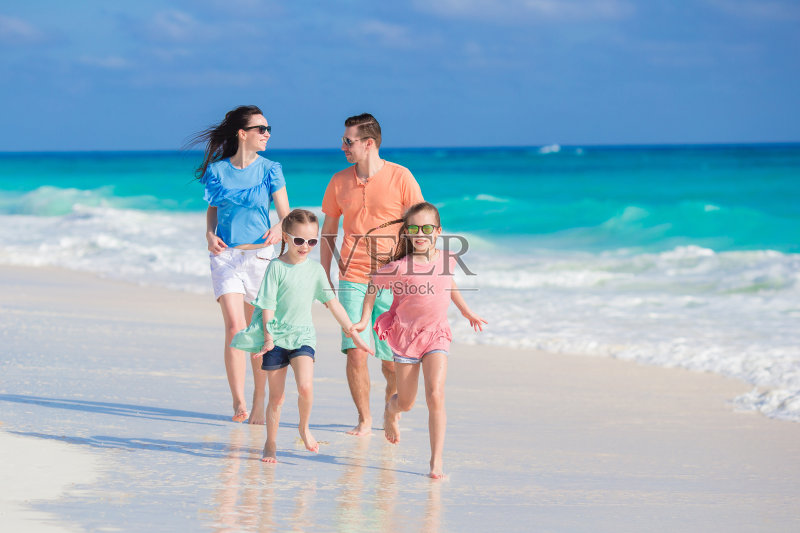 家庭海滩度假正版图片素材