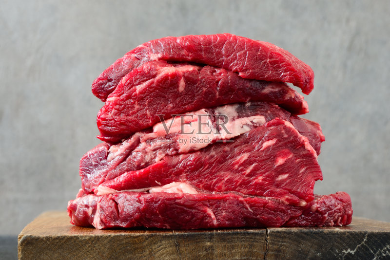 烹饪板上的肉正版图片素材