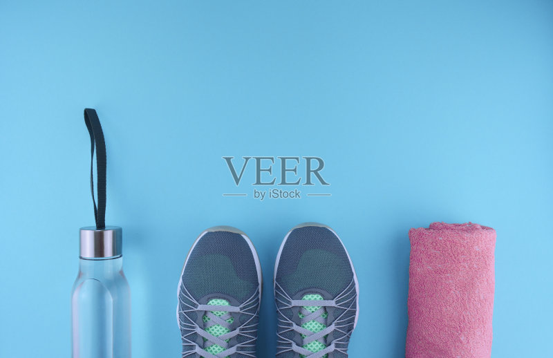 平躺拍摄的运动鞋,水,毛巾。正版图片素材