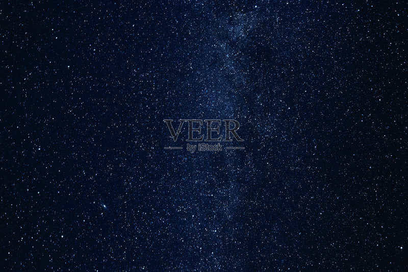 银河系,宇宙中有发光的恒星和行星。夜晚的天空是深蓝色的正版插画素材
