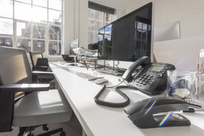 用电脑和固定电话关闭个人工作站正版图片素材