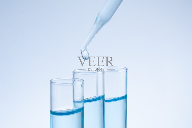 用科学吸管将一种物质倒在实验室试管上正版图片素材