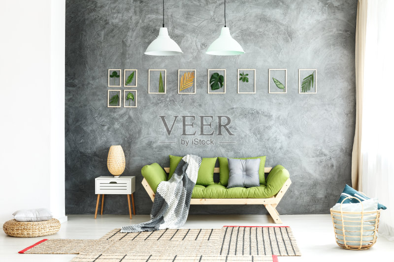 木制沙发上的针织毯子正版图片素材