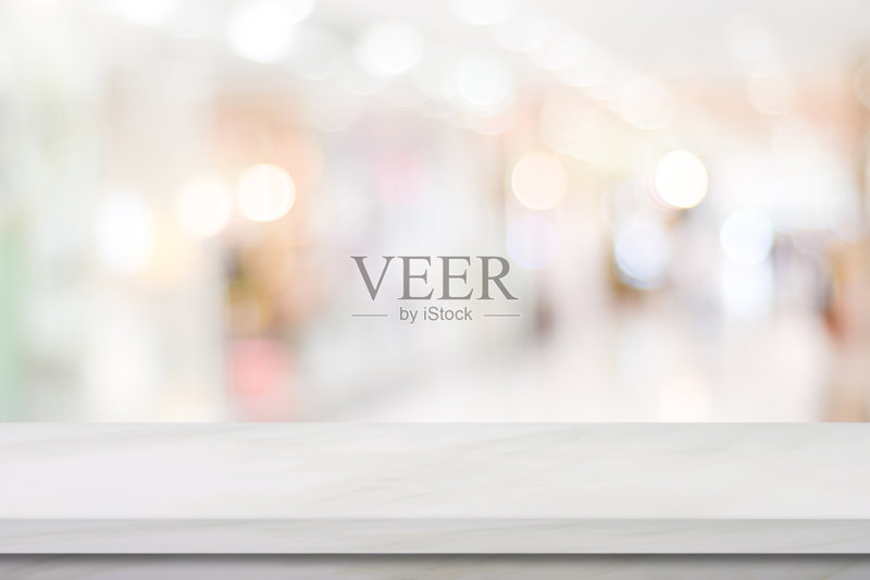 空白的白色大理石桌子上模糊的商店背景,产品显示蒙太奇正版图片素材
