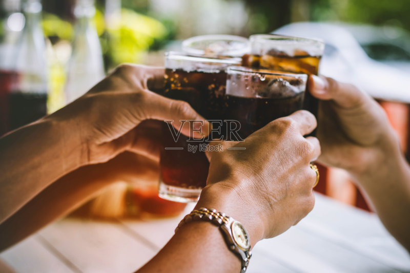 人们在假日喝酒正版图片素材