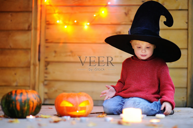 小巫师在玩万圣节南瓜正版图片素材