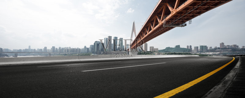 空旷的柏油路与现代化的桥梁和建筑正版图片素材