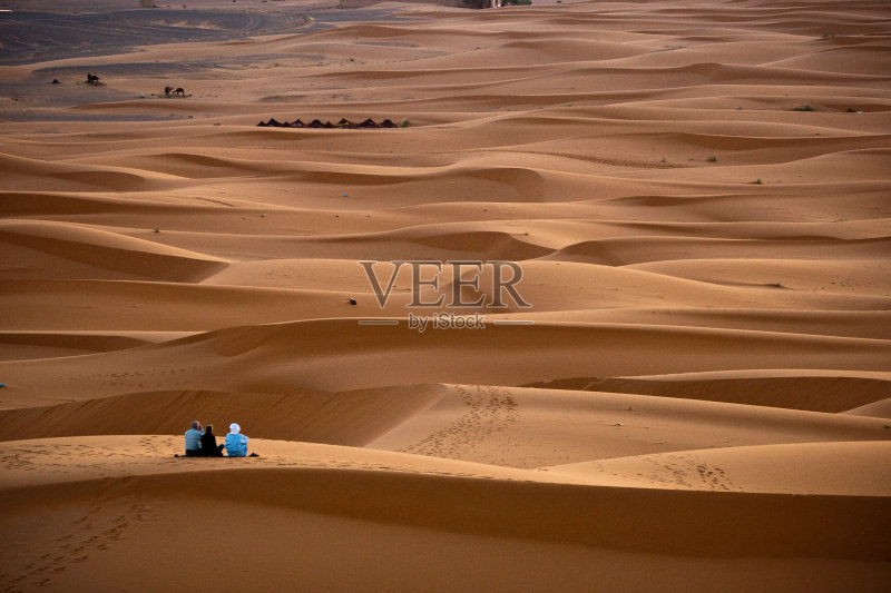 一对西方游客与柏柏尔导游等待日出正版图片素材