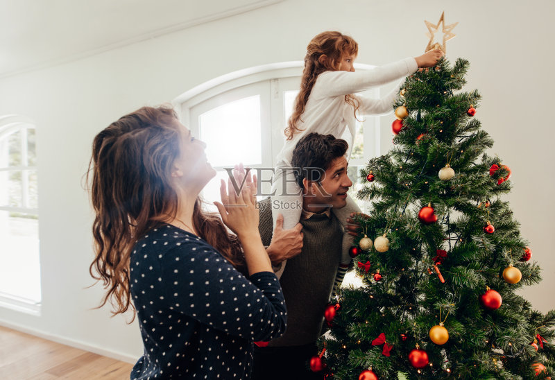 一家人在家庆祝圣诞节。正版图片素材