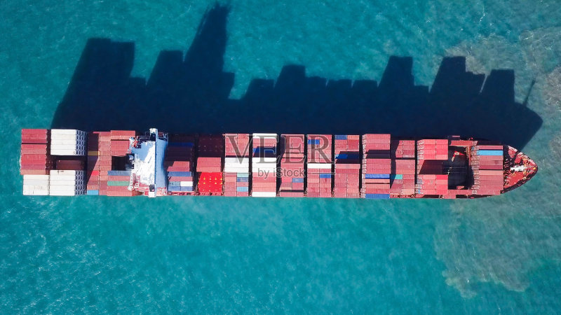 海上大型集装箱船。顶部向下航空图像正版图片素材