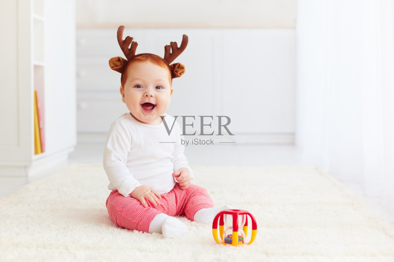 美丽快乐的小鹿在家里玩玩具正版图片素材