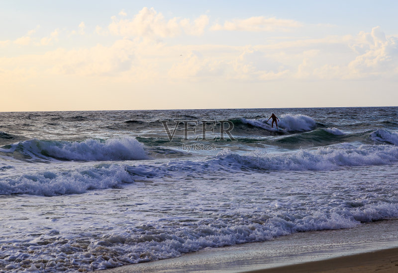 早上和冲浪者在奈格斯海德海滩正版图片素材