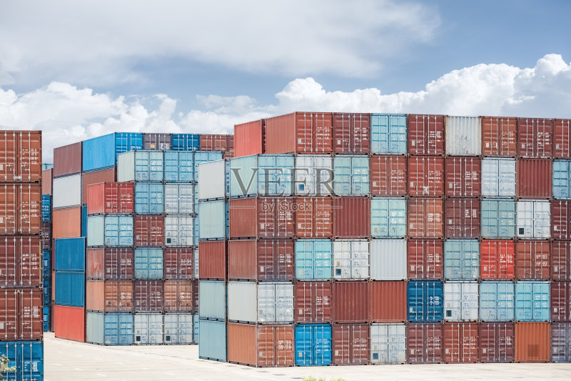 集装箱堆栈的院子里正版图片素材