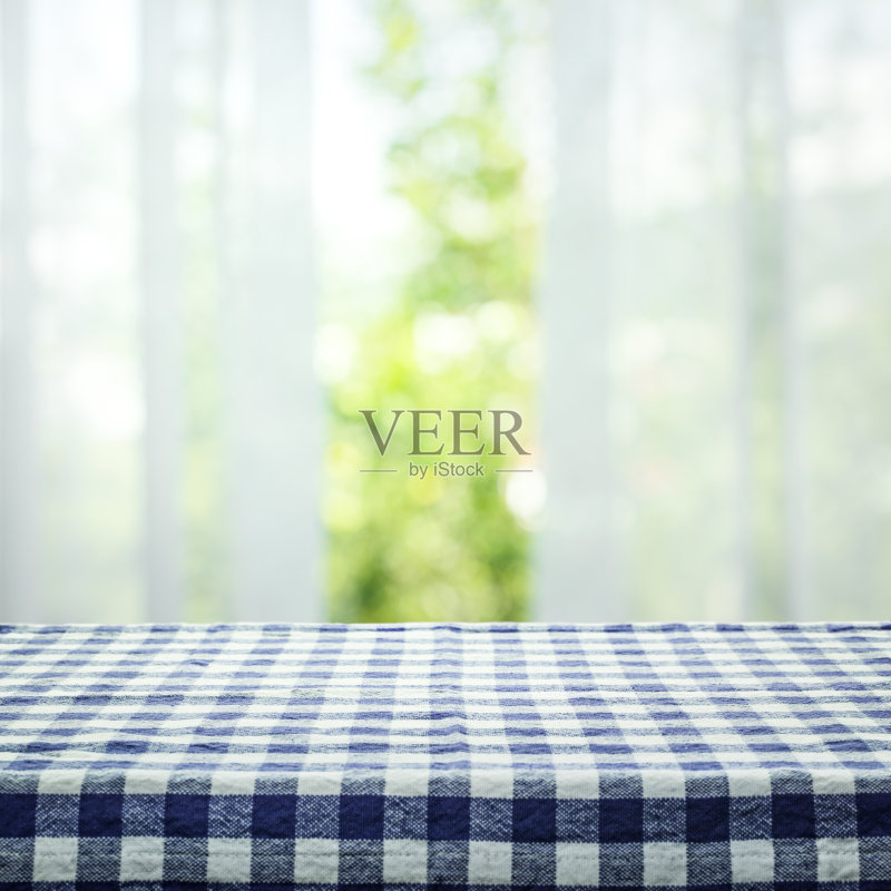 窗帘上的格子桌布纹理与窗景绿色花园正版图片素材