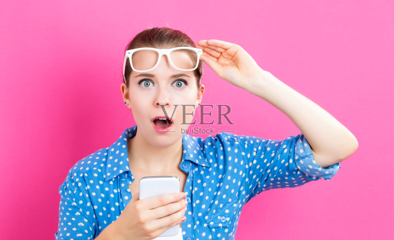 年轻女子在用手机正版图片素材